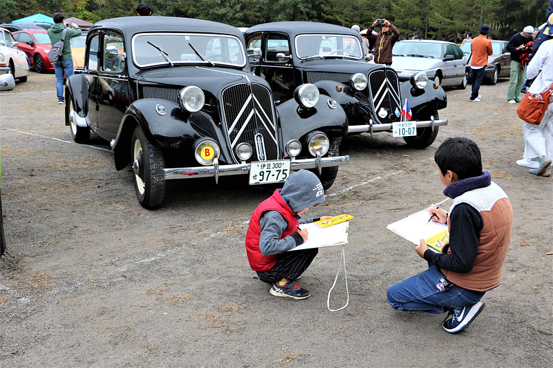 シトロエン トラクシオンアヴァンを描く子供たち
