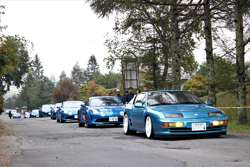 アルピーヌ A610を先頭に続々と会場に到着するA110