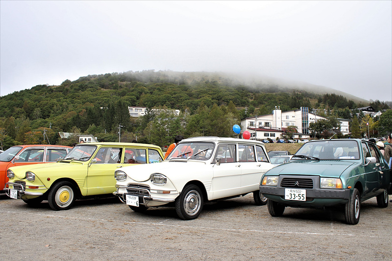 左からシトロエン アミ8ブレーク2台とヴィザ