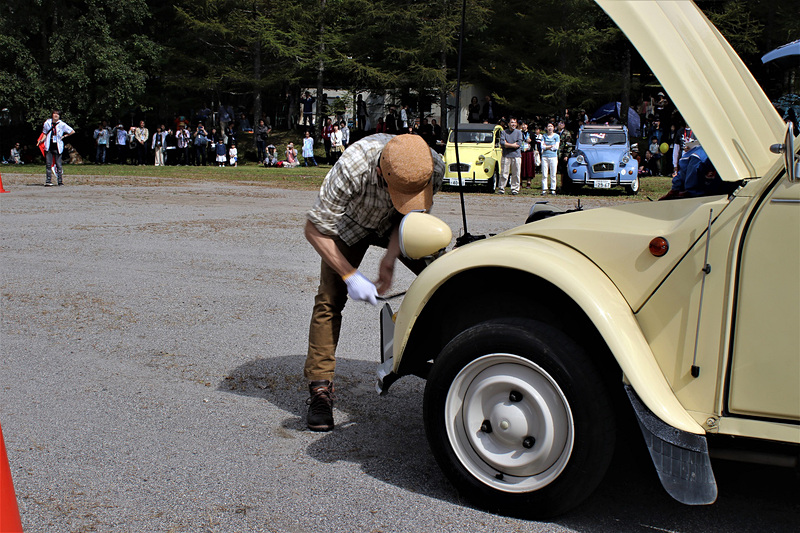 シトロエン 2CVのクランク掛け競争