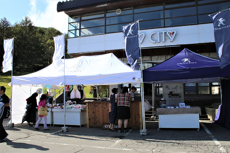 プジョーとシトロエンブース。貴重なグッズ類を販売