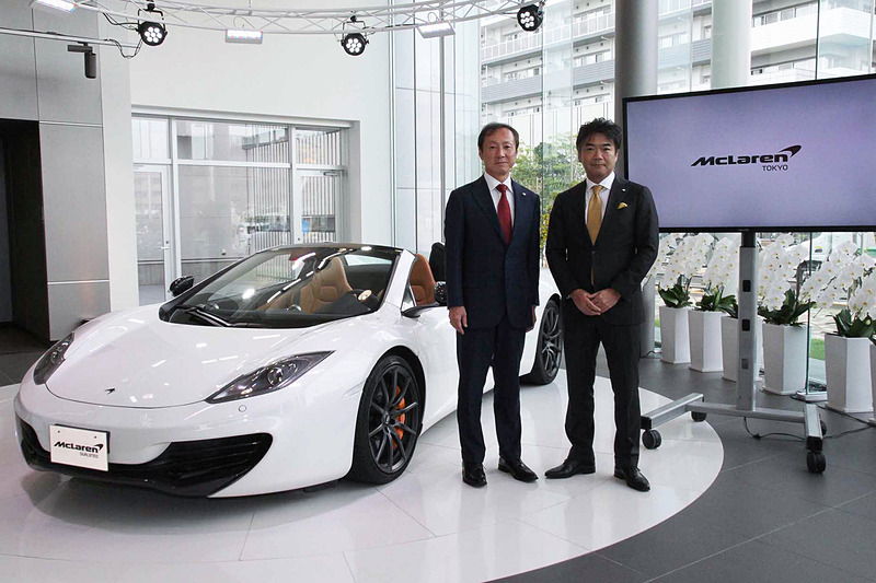 マクラーレン オートモティブ アジア 日本支社代表 正本嘉宏氏（右）とマクラーレン東京 代表取締役社長 川本錦一氏（左）によるフォトセッション