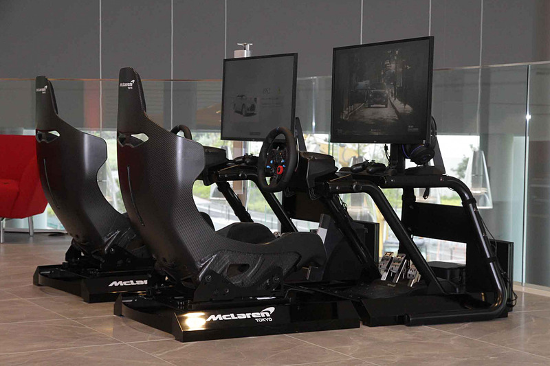 2階に設けられたVIPルームには「マクラーレン セナ」のシートを装着した2台のシュミレーターが用意されている