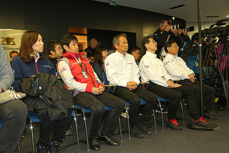 記者会見には日本のマニファクチャラー3社の代表も参加