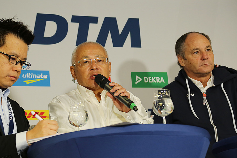 記者からの質問に答える坂東氏とベルガー氏