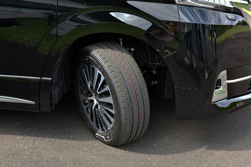 タイヤサイズは、235/60R17。60サイズだが、重さを支えるにはこのエアボリュームが必要という。また、ステアリング切れ角は45度を確保