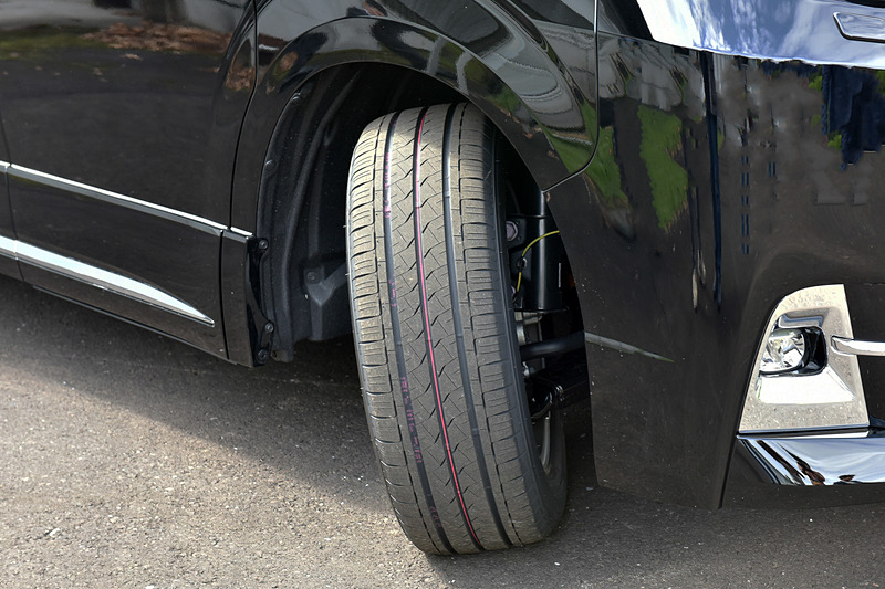 タイヤサイズは、235/60R17。60サイズだが、重さを支えるにはこのエアボリュームが必要という。また、ステアリング切れ角は45度を確保