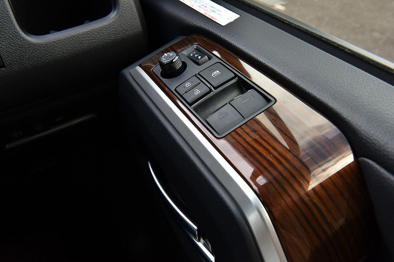 各種スイッチ類など