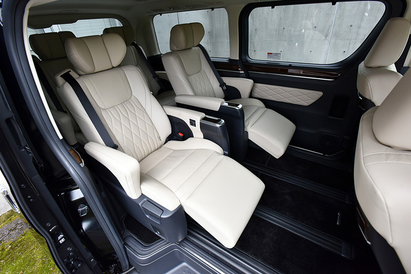 2列目シートは本革キャプテンシートで電動オットマン装備