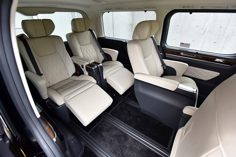 3列目シートも本革キャプテンシートで電動オットマン装備