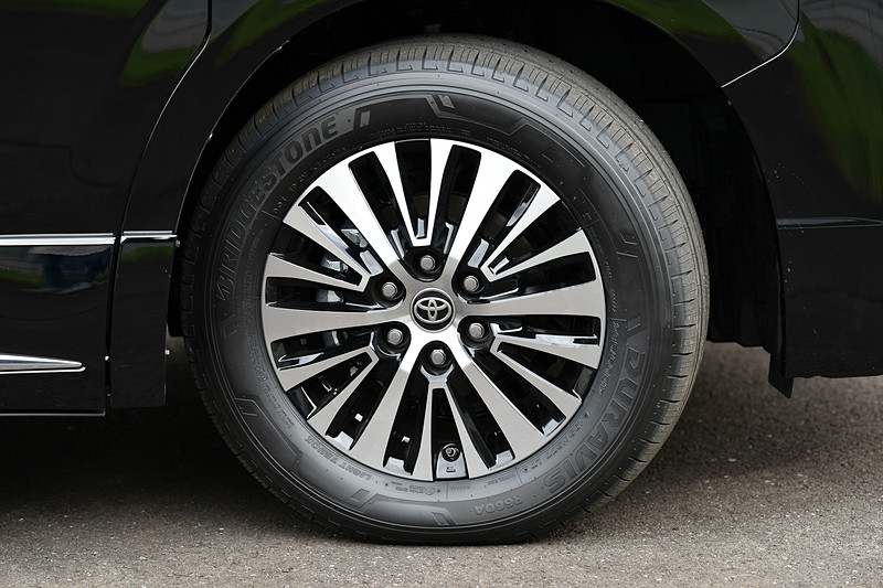 タイヤサイズは、235/60R17。60サイズだが、重さを支えるにはこのエアボリュームが必要という。また、ステアリング切れ角は45度を確保