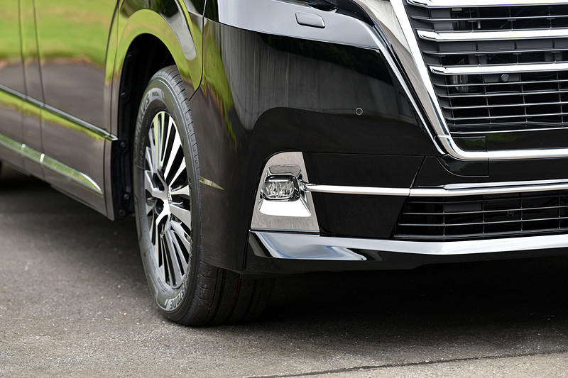 金属調加飾がされたフロントマスク。「圧倒的な存在感と高級感」の外形スタイルという