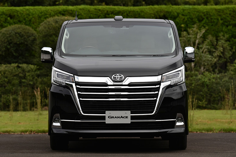 金属調加飾がされたフロントマスク。「圧倒的な存在感と高級感」の外形スタイルという