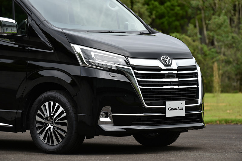 金属調加飾がされたフロントマスク。「圧倒的な存在感と高級感」の外形スタイルという