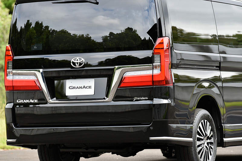 リアまわり。室内空間を最大にするため、切り立ったようなデザイン