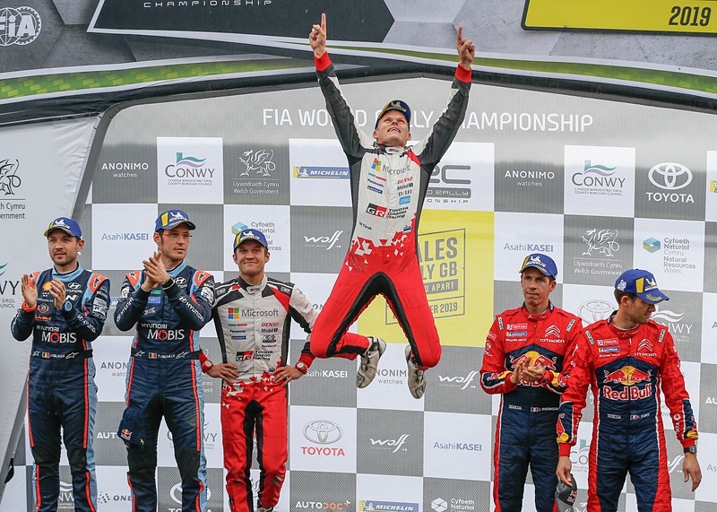 表彰台で優勝の喜びを表現するオィット・タナック選手