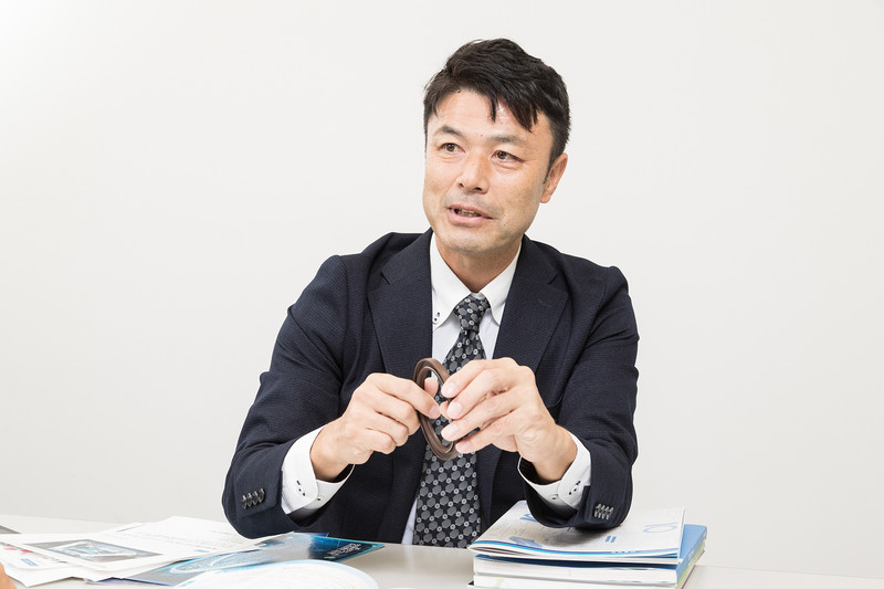 ゴムにはたくさんの種類の添加剤が使用されており、こと細かく最適な物性や特性を出すような配合を行なっている。これまでに100種類近くのゴム材料を世の中へ送り出してきた