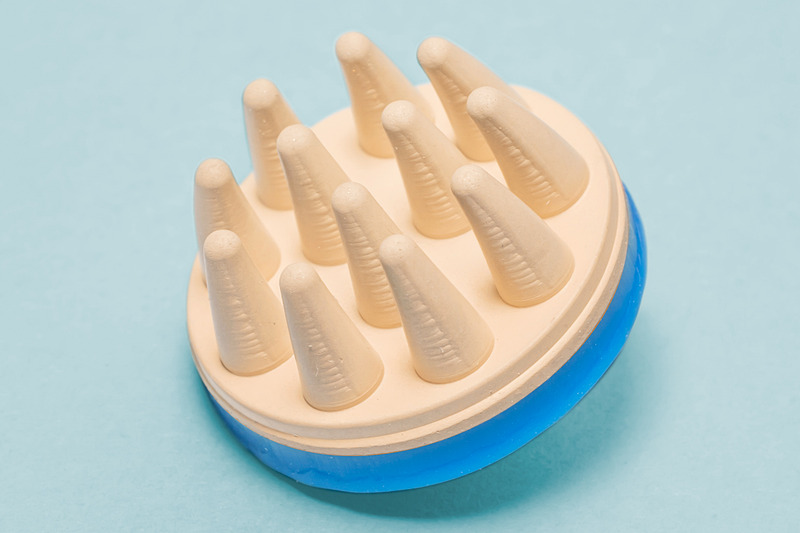 これが生体信号ゴム電極 Sotto。人体を流れる微弱な電気を検知できるもので、脳波などからドライバーの状態をモニタリングすることができる