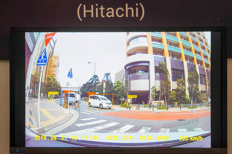 日立オートモティブシステムズのVersal ACAPを利用した画像認識のデモ。自動車や自転車、歩行者などが認識されている