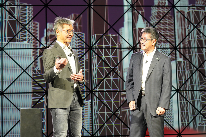 Xilinx CEO ビクター・ペン氏（左）と日立オートモティブシステムズ・アメリカ 副社長 内山裕樹氏（右）