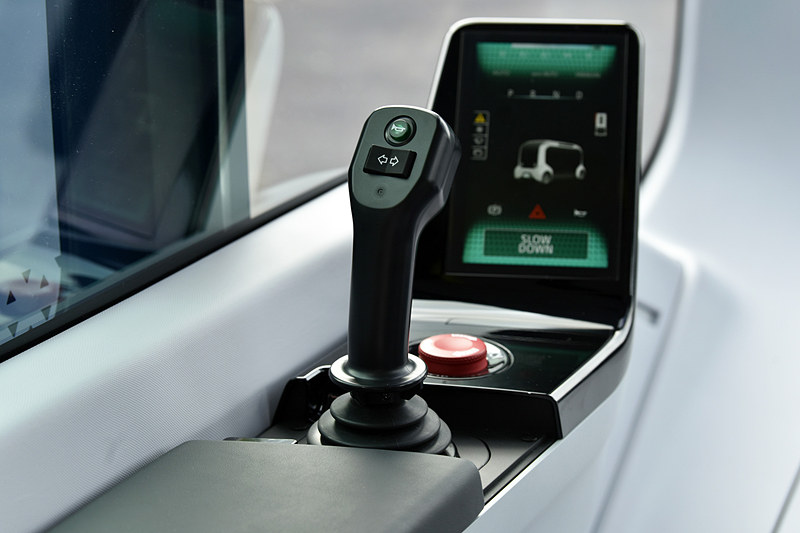 自動運転を許可されたエリア外での運転のために、ジョイスティックを装備