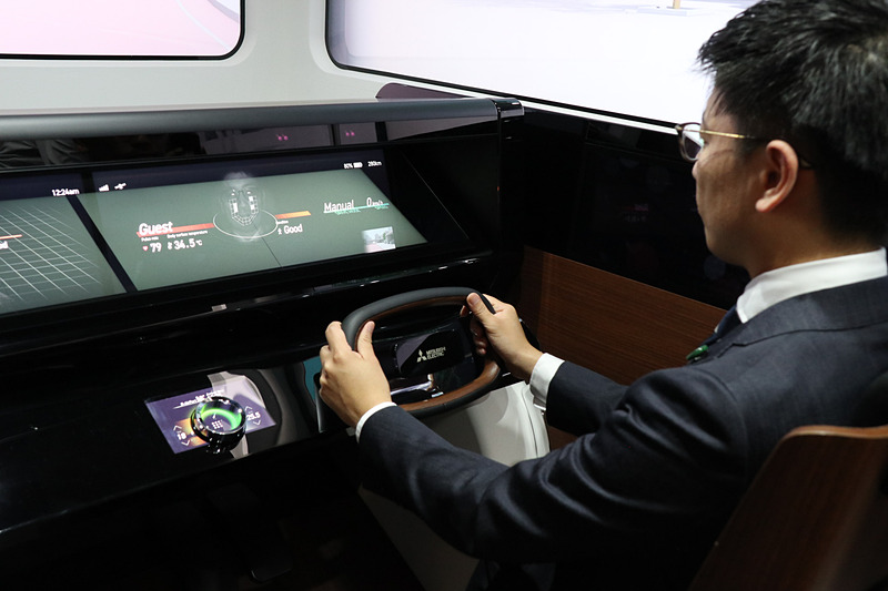 EMIRAI Sのドライバーズシート。メーターの位置に模擬的に脈拍センシングの計測状況を表示しているが、これはあくまで技術内容を分かりやすいようにするための演出で、実際の製品化時には表に出さず、制御だけを行なうとのこと