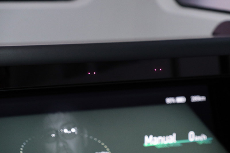 近赤外線カメラはメーターフードに埋め込まれ、肉眼では光っていることが分からないようになっている