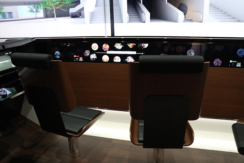 デモでは前後のシートを右側に90度回転させ、ドアトリムに用意されたディスプレイに表示されるレコメンドの選択肢から、2人が同時に声を出して欲しいものをチョイス。見事にそれぞれの希望する選択内容が認識された。現状の技術では同時に2人まで音声分離可能で、将来的にはミニバンなどでの使用を想定して6人程度まで拡大したいとのこと