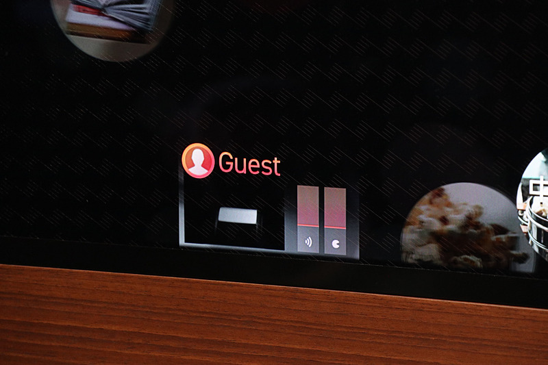 デモでは前後のシートを右側に90度回転させ、ドアトリムに用意されたディスプレイに表示されるレコメンドの選択肢から、2人が同時に声を出して欲しいものをチョイス。見事にそれぞれの希望する選択内容が認識された。現状の技術では同時に2人まで音声分離可能で、将来的にはミニバンなどでの使用を想定して6人程度まで拡大したいとのこと