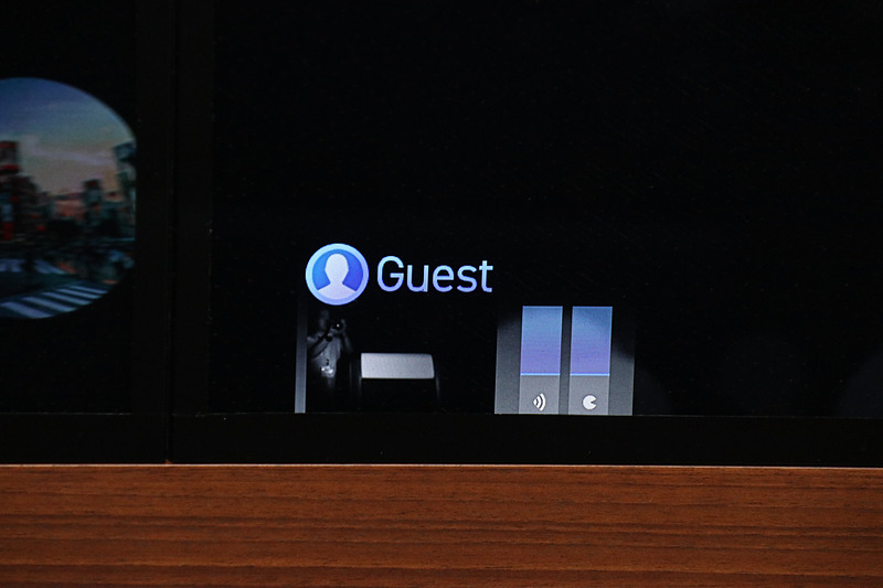 デモでは前後のシートを右側に90度回転させ、ドアトリムに用意されたディスプレイに表示されるレコメンドの選択肢から、2人が同時に声を出して欲しいものをチョイス。見事にそれぞれの希望する選択内容が認識された。現状の技術では同時に2人まで音声分離可能で、将来的にはミニバンなどでの使用を想定して6人程度まで拡大したいとのこと