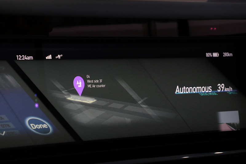 ベースとなるディスプレイと交差させて透過タイプのハーフミラーをX型に配置。浮遊感や奥行きの表現が可能になる
