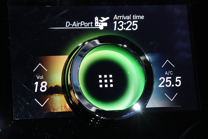 リングノブオンディスプレイは表示を切り替えつつ、エアコンやオーディオ、カーナビなど多彩な用途の操作に利用できる