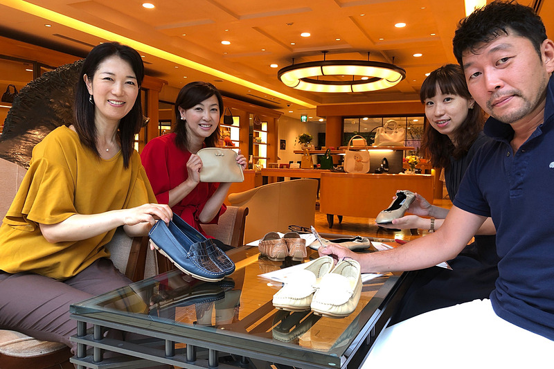 ＃置きシューに賛同してくださった横浜・元町のブランド「キタムラ」本社にて、車内に置いておく靴を収納する素敵なバッグを作るべくミーティングを行ないました。取締役の北村信さん（写真右）やデザイン企画室の皆さんと、いろんなアイデアを出し合い、来春の発売に向けて準備中です。楽しみにしていてください！