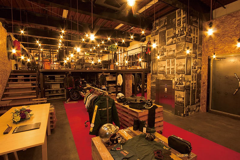 「Motor」+「Mode」の融合として、バイクやクルマをエレガントに楽しむ「大人のためのモータースタイル」を提案しているのが、2輪&4輪のアパレルブランドを扱うセレクトショップ「モトーリモーダ」です。80ブランド・6000点近くのオシャレなモーターアパレルがそろい、見ているだけでも楽しいショップ。銀座、調布、名古屋、神戸、福岡、バイカーズパラダイス南箱根、さらに「ポールポジション」という名前で西武渋谷店、そごう広島店にもショップがありますよ。幻となってしまった9月27日の生配信は、調布のモトーリモーダ ルーチェ店からお届けしました