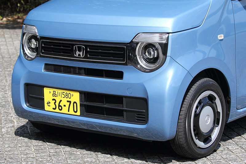 N-WGNのエクステリアでは丸形LEDヘッドライトや水平なウインカーなどを用い、「親しみやすい顔」を実現。はっきりとしたキャラクターラインを用いず、おおらかな面構成によって「やらわかいけどしっかりしたフォルム」を表現した