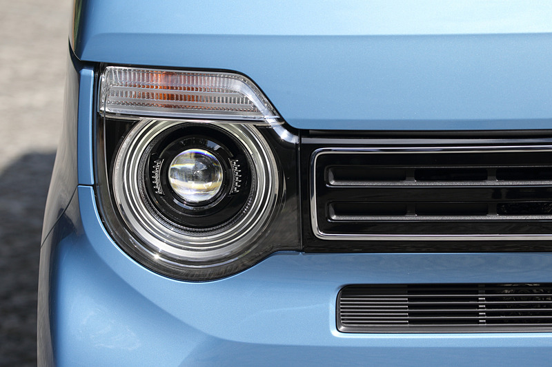 N-WGNのエクステリアでは丸形LEDヘッドライトや水平なウインカーなどを用い、「親しみやすい顔」を実現。はっきりとしたキャラクターラインを用いず、おおらかな面構成によって「やらわかいけどしっかりしたフォルム」を表現した