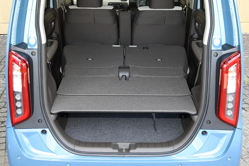 ラゲッジスペースは低床化を行ない、リアハッチの開口部を下側に拡大。2枚を組み合わせる耐荷重50kgのフロアボードを使い、背もたれを前倒ししたリアシートとのフラットフロア化や、上下2段で荷物を積み分けるといったアレンジに対応