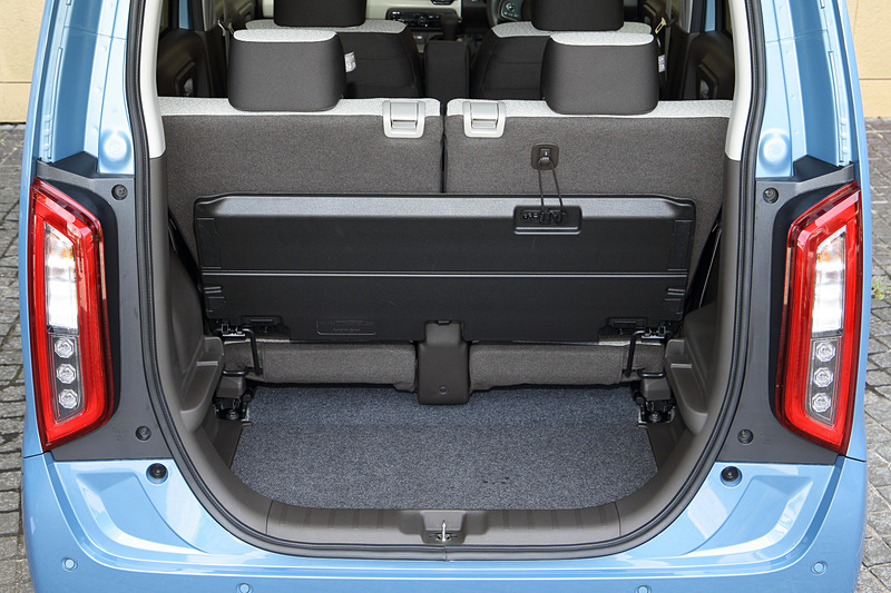 ラゲッジスペースは低床化を行ない、リアハッチの開口部を下側に拡大。2枚を組み合わせる耐荷重50kgのフロアボードを使い、背もたれを前倒ししたリアシートとのフラットフロア化や、上下2段で荷物を積み分けるといったアレンジに対応