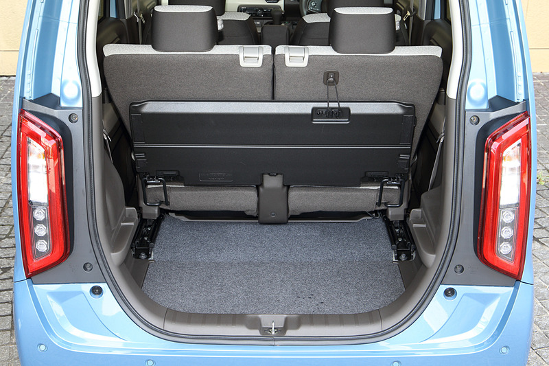 ラゲッジスペースは低床化を行ない、リアハッチの開口部を下側に拡大。2枚を組み合わせる耐荷重50kgのフロアボードを使い、背もたれを前倒ししたリアシートとのフラットフロア化や、上下2段で荷物を積み分けるといったアレンジに対応