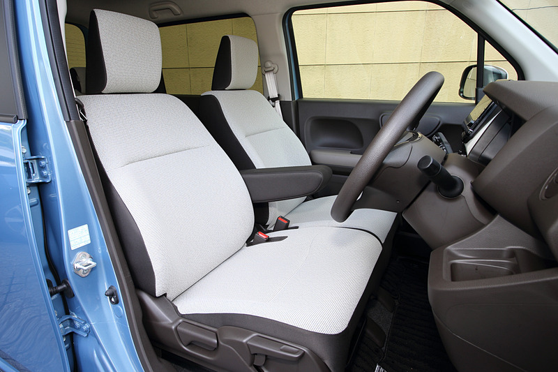 車内ではインパネを水平基調とし、実際のサイズ以上の広さを感じさせる形状を採用。メーターは四角と丸を組み合わせたもので、明快で分かりやすいようデザインされた。「L・Honda SENSING」ではテレスコピックチルトステアリングをはじめ、フルオート・エアコンディショナー（プラズマクラスター技術搭載）、運転席シートヒーターなどを標準装備。N-WGNのシートカラーはアイボリー