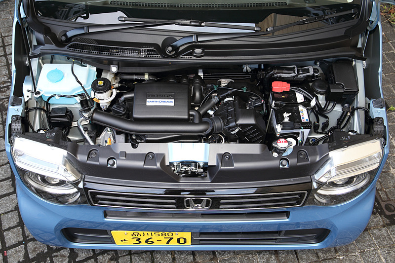 自然吸気の直列3気筒DOHC 0.66リッター「S07B」型エンジンは最高出力43kW（58PS）/7300rpm、最大トルク65Nm（6.6kgfm）/4800rpmを発生。WLTCモード燃費は23.2km/L、燃料タンク容量は27L（4WDモデルは25L）