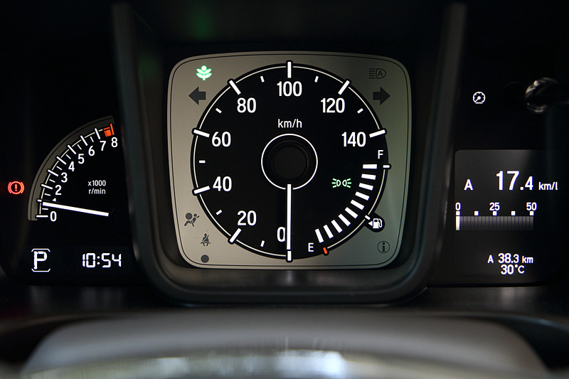 車内ではインパネを水平基調とし、実際のサイズ以上の広さを感じさせる形状を採用。メーターは四角と丸を組み合わせたもので、明快で分かりやすいようデザインされた。「L・Honda SENSING」ではテレスコピックチルトステアリングをはじめ、フルオート・エアコンディショナー（プラズマクラスター技術搭載）、運転席シートヒーターなどを標準装備。N-WGNのシートカラーはアイボリー