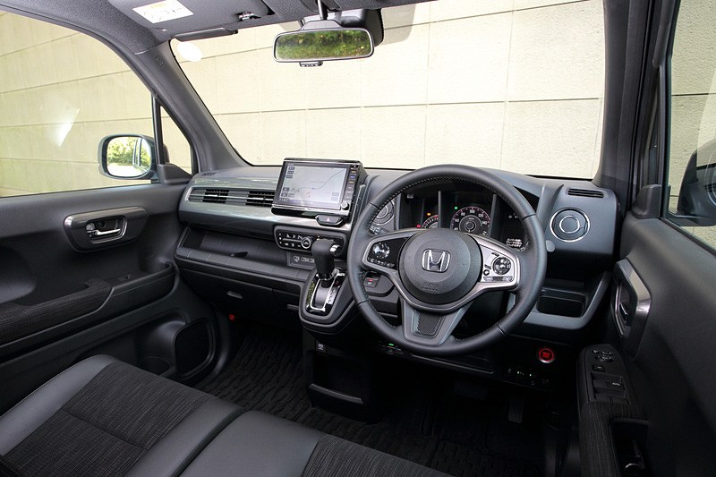 「L ターボ・Honda SENSING」のインテリアカラーはブラック×チタン（プライムスムース）。電子制御パーキングブレーキ＆オートブレーキホールド機能、本革巻ステアリングホイール、充電用USBジャック（急速充電対応タイプ 2個付）などを標準装備。Gathers ナビゲーションシステムはオプション設定