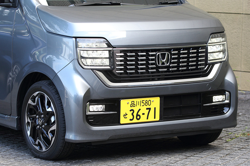 N-WGN カスタムではスクエア形状のヘッドライト、メッキ加飾を細かく並べたフロントアッパーグリル、流れるように点灯する「シーケンシャルターンシグナル」などを採用するとともに、ルーフ後方に「シャークフィンアンテナ」を軽自動車として初採用。「L ターボ・Honda SENSING」では9灯式フルLEDヘッドライト、15インチアルミホイール（ブラック塗装＋切削）などを標準装備