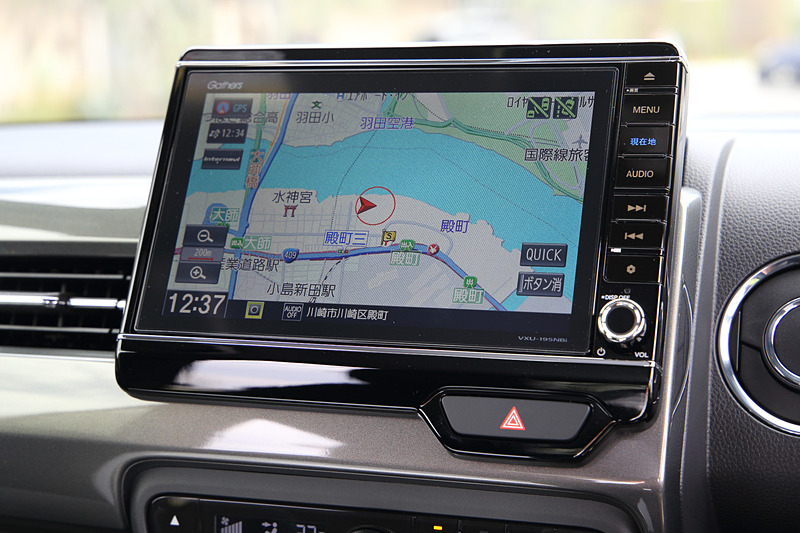 「L ターボ・Honda SENSING」のインテリアカラーはブラック×チタン（プライムスムース）。電子制御パーキングブレーキ＆オートブレーキホールド機能、本革巻ステアリングホイール、充電用USBジャック（急速充電対応タイプ 2個付）などを標準装備。Gathers ナビゲーションシステムはオプション設定