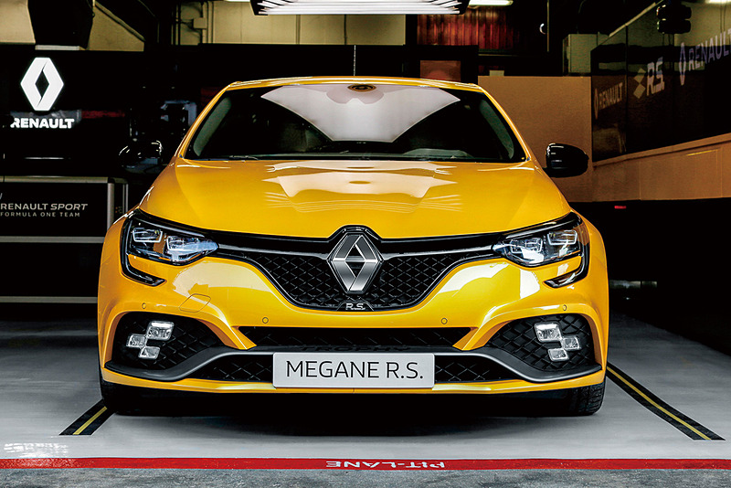 メガーヌ ルノー・スポール トロフィー。ボディサイズは4410mm×1875mm×1435mm（全長×全幅×全高）、ホイールベースは2670mm。車両重量は6速MT車が1470kg、6速AT車が1450kg