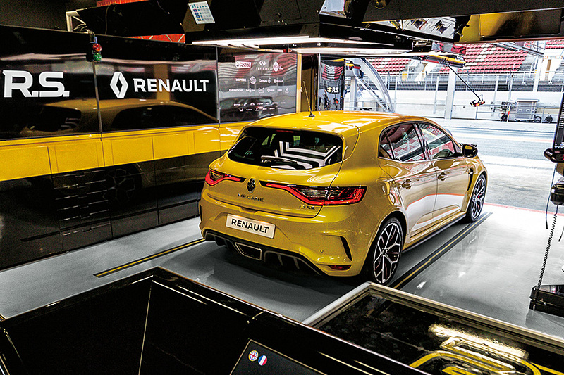 メガーヌ ルノー・スポール トロフィー。ボディサイズは4410mm×1875mm×1435mm（全長×全幅×全高）、ホイールベースは2670mm。車両重量は6速MT車が1470kg、6速AT車が1450kg