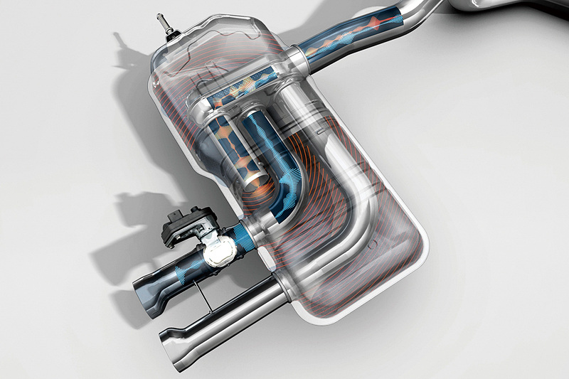 エキゾーストの排気ルートをサイレンサー内で2つに分ける「アクティブバルブ付スポーツエキゾースト」を採用。片方に取り付けられた機械式バルブの開閉でエンジンサウンドを選択できる