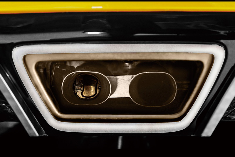 エキゾーストの排気ルートをサイレンサー内で2つに分ける「アクティブバルブ付スポーツエキゾースト」を採用。片方に取り付けられた機械式バルブの開閉でエンジンサウンドを選択できる