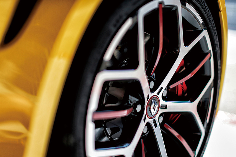 レッドアクセントを備える19インチアロイホイール「TROPHY」